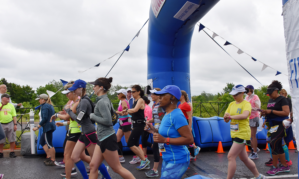 Niagara Falls Women's Half Marathon start line